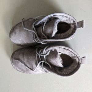 Womens grey suede boots. Size 6 US. S/N 1013236W